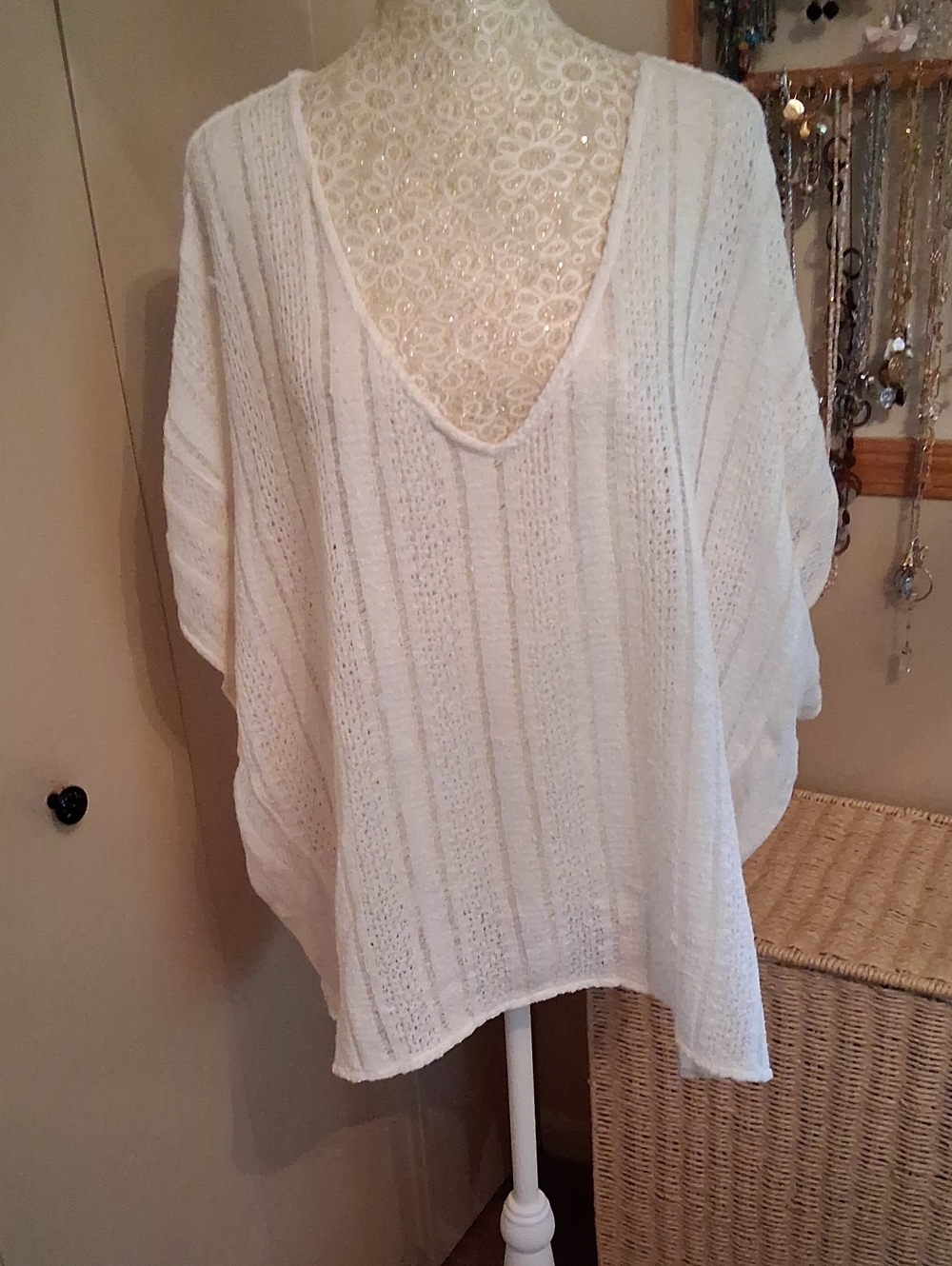 Sanctuary Lightweight Knit Over Sized V-Neck White Poncho. OS